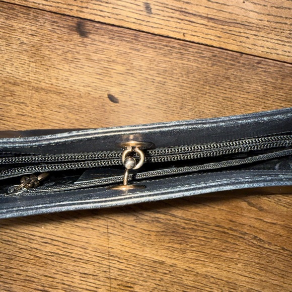 Stunning Salvatore Ferragamo Leather Shoulder Bag - Picture 7 of 13